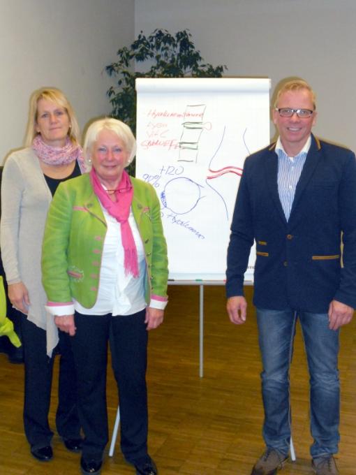 v. l. Gerlinde Stütz (Arbeitskreis Erwachsenbildung) mit Erna Schmitt und Michael Bullmann (Referent) Vortrag Gelenke