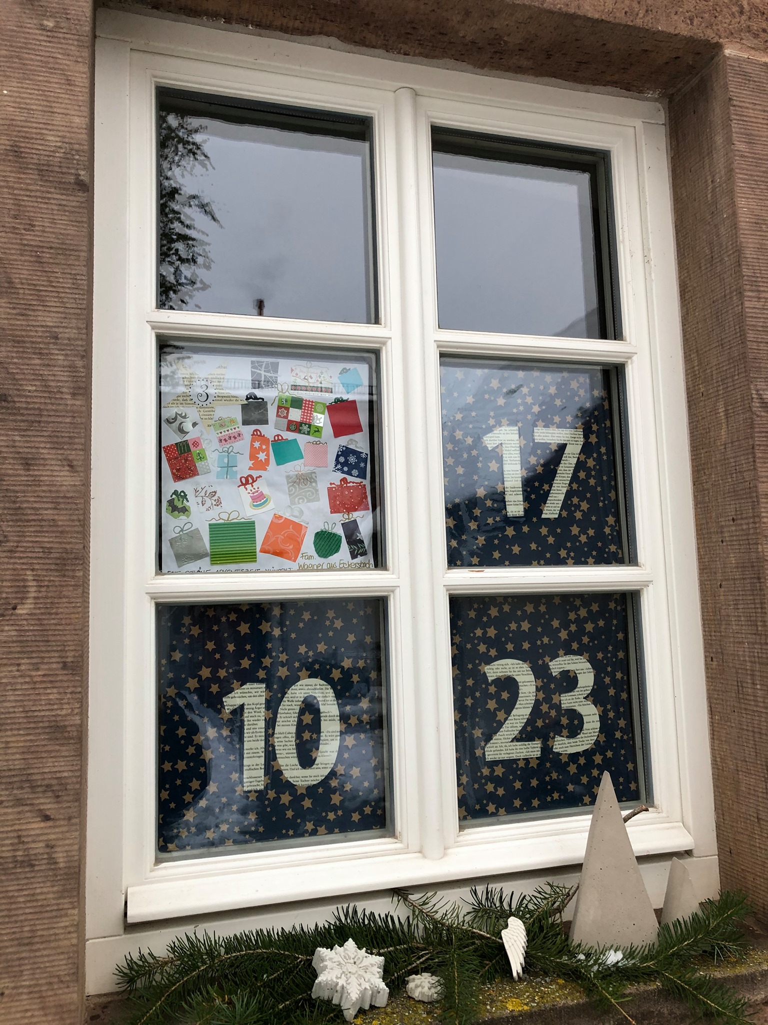 03. Dezember 2020
Heute werden schon mal ein paar Kleinigkeiten eingepackt.
Herzlichen Dank an Familie Wagner für das heutige Fenster. Adventsfenster