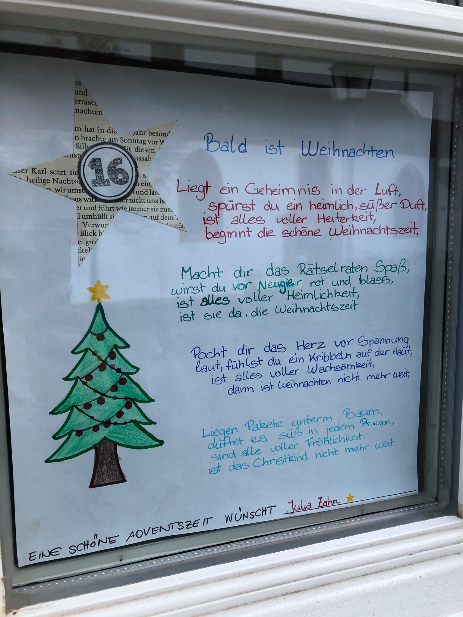 16. Dezember 2020
Bald ist Weihnachten, in knapp einer Woche ist es soweit. Aber bis es soweit ist, hält das heutige Gedicht die Spannung.
Herzlichen Dank an Julia für das heutige Fenster. Adventsfenster 16
