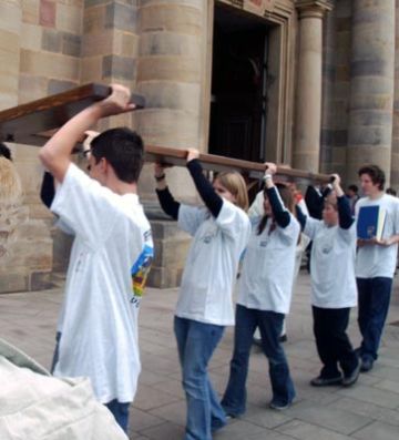 AUS--FULDA--IN--MINISTRANTEN--NEHMEN--SCHLueSSELFELD--WJT-KREUZ