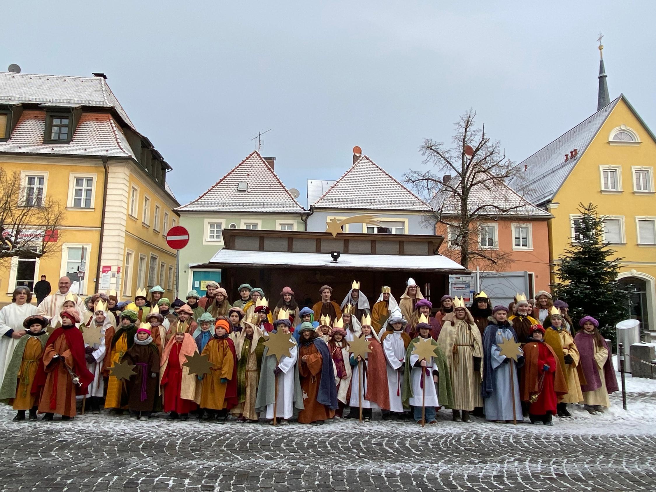 Alle Schlüsselfelder Sternsinger 2026 versammelt vor der Krippe Sternsinger 2026