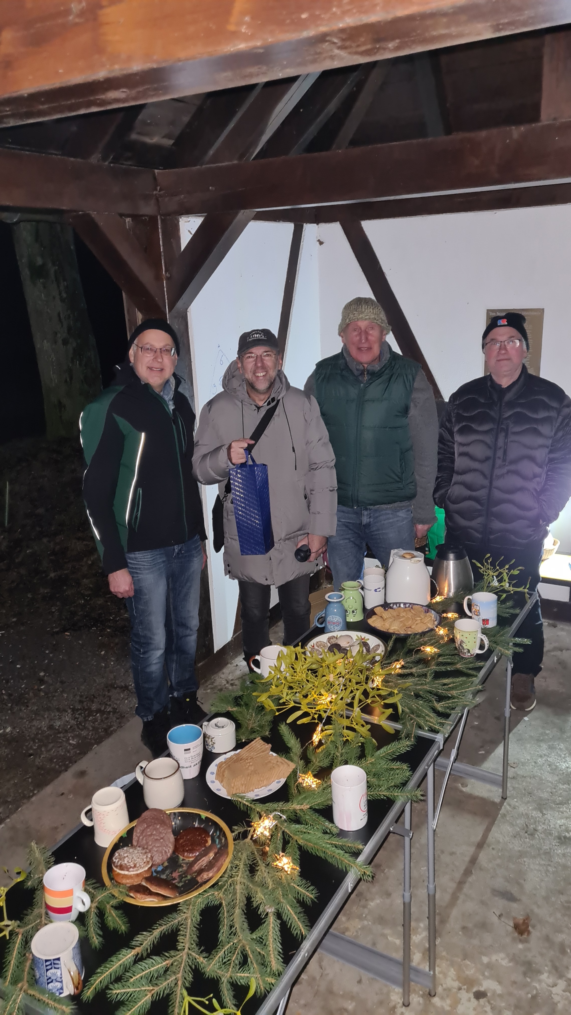 Der ökumenische Männertreff bei seiner adventlichen Zusammenkunft am
„Dörrhäusla“ mit Diözesanmännerreferent Christian Lauger (zweiter von links) ökumenische Männertreff - abendlichen Wanderung mit Andacht im Freien