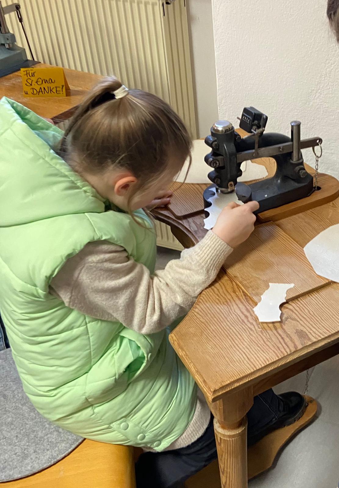 Die Erstkommunionkinder 2026 besuchten Anfang März die Hostienbäckerei in Neuendettelsau Erstkommunionkinder 2026 in Hostienbäckerei