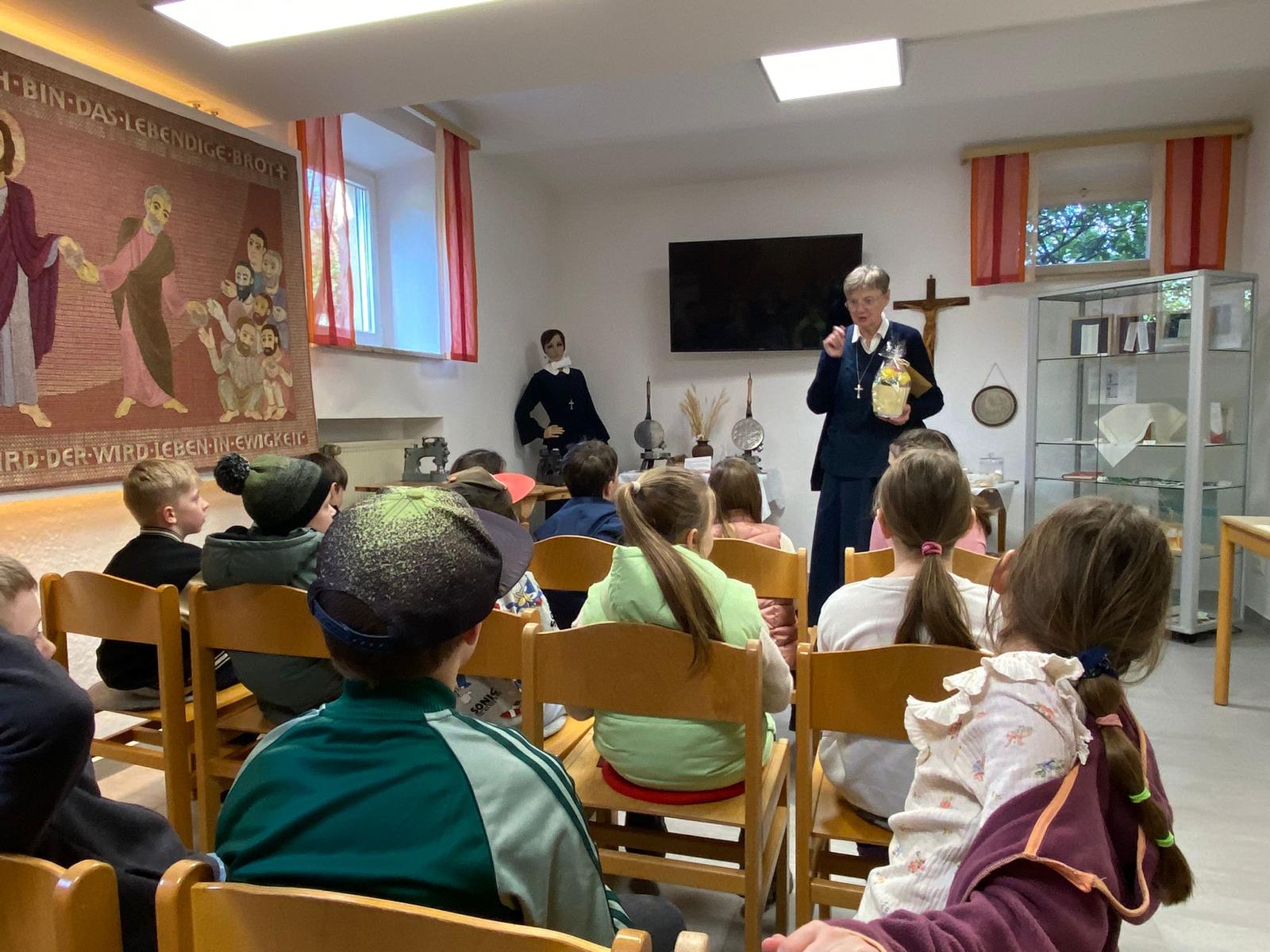 Die Erstkommunionkinder 2026 besuchten Anfang März die Hostienbäckerei in Neuendettelsau Erstkommunionkinder 2026 in Hostienbäckerei