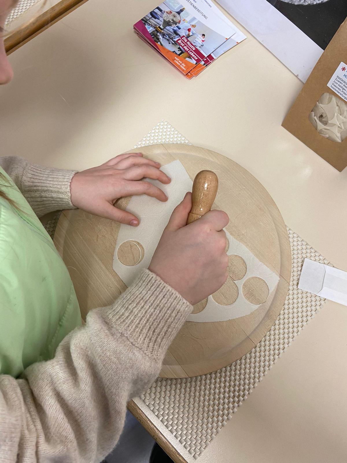 Die Erstkommunionkinder 2026 besuchten Anfang März die Hostienbäckerei in Neuendettelsau Erstkommunionkinder 2026 in Hostienbäckerei