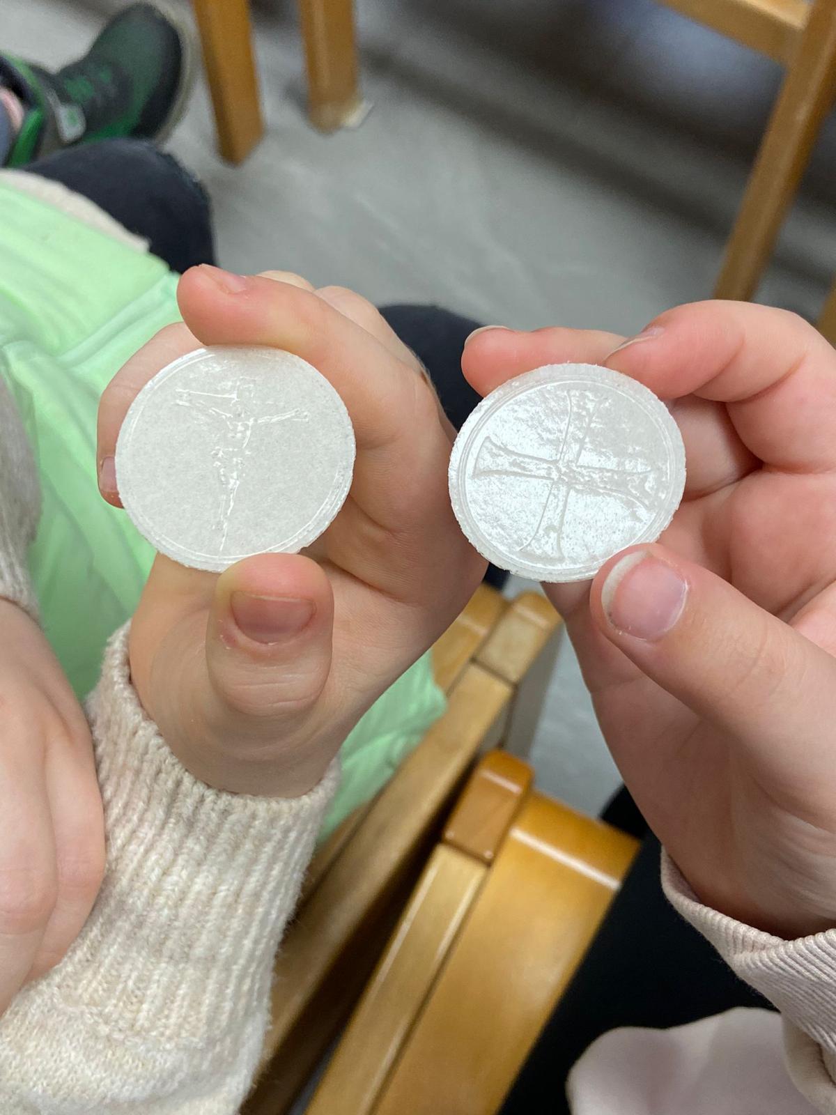 Die Erstkommunionkinder 2026 besuchten Anfang März die Hostienbäckerei in Neuendettelsau Erstkommunionkinder 2026 in Hostienbäckerei