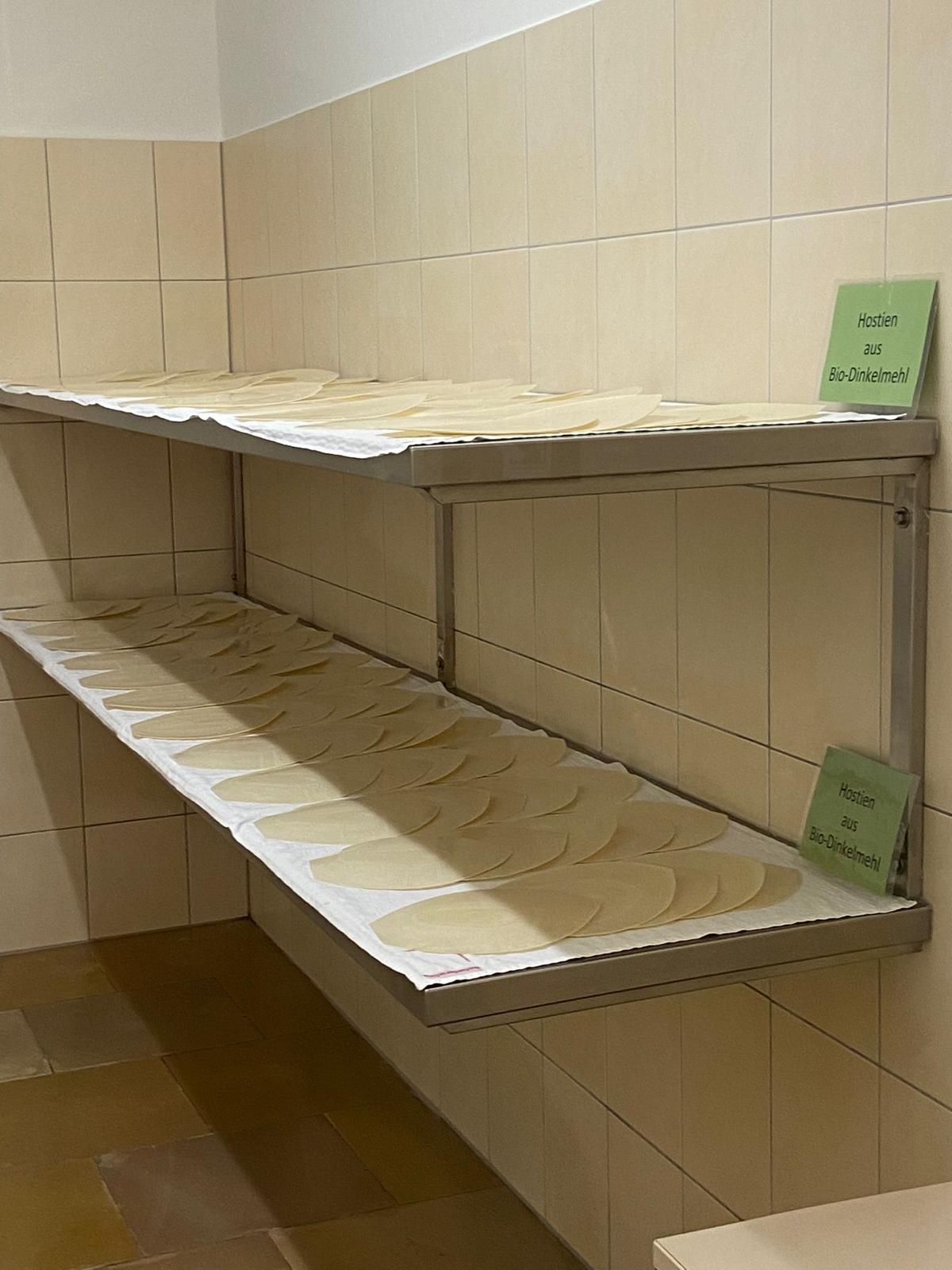 Die Erstkommunionkinder 2026 besuchten Anfang März die Hostienbäckerei in Neuendettelsau Erstkommunionkinder 2026 in Hostienbäckerei