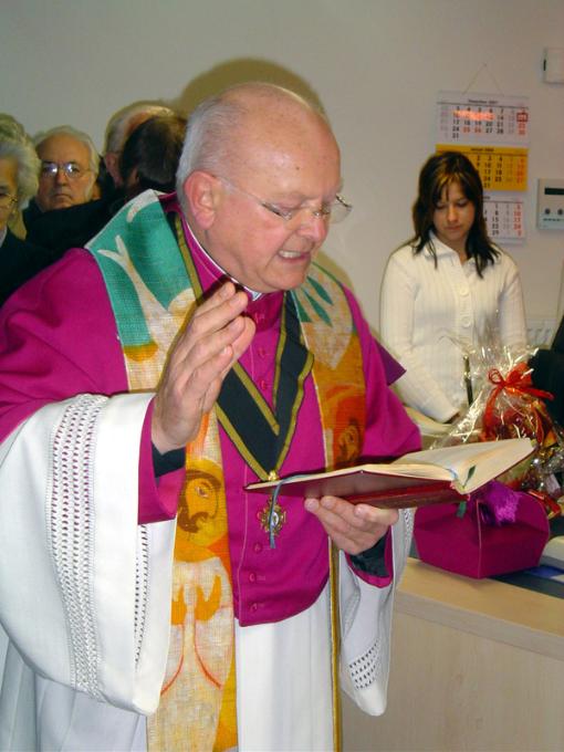 Domkapitular Otto Münkemer nahm die Segnung der neuen Räume vor Segnung Bücherei