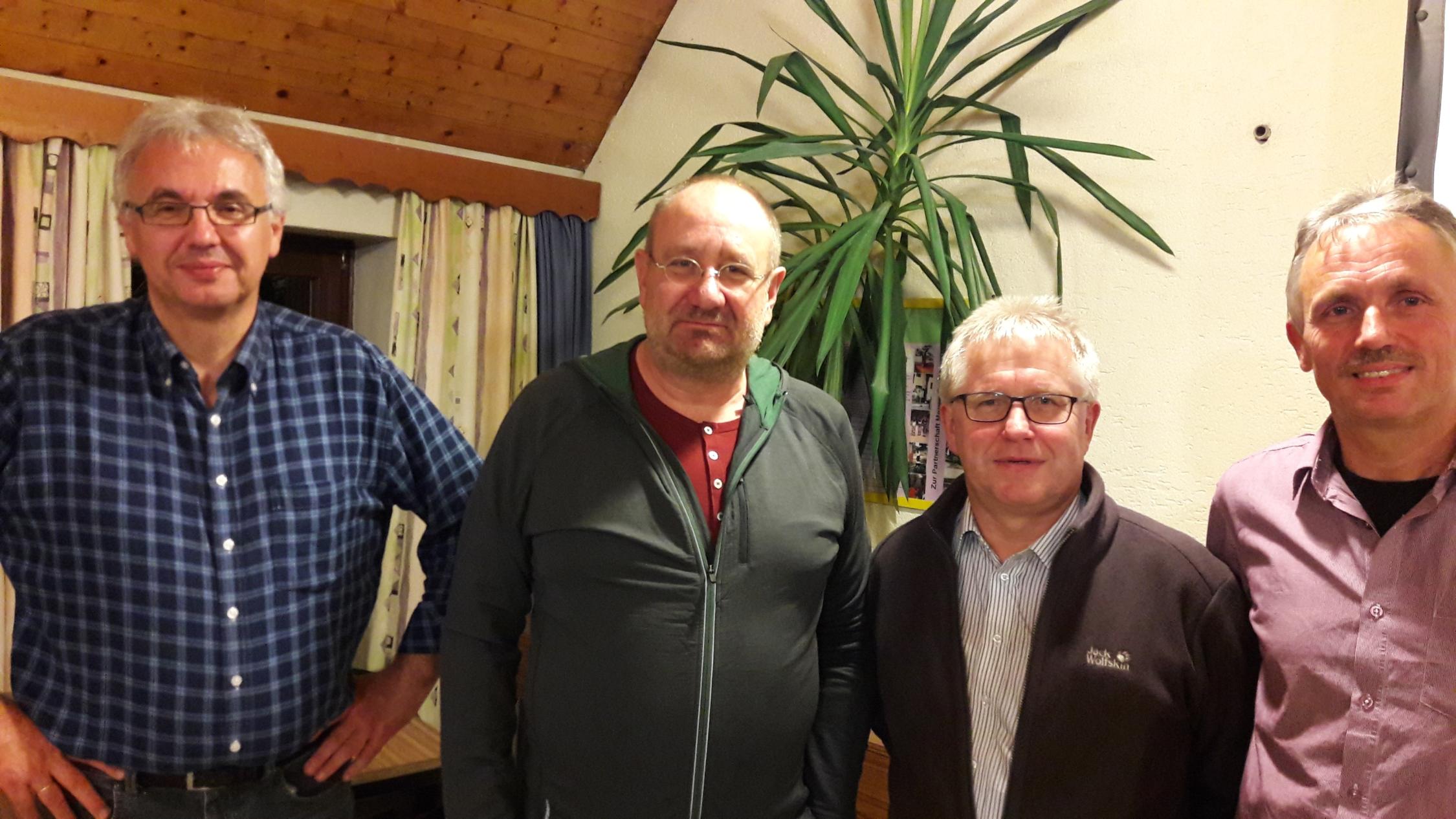 „Dort wo der Pfeffer wächst; Fairtrade-Pfeffer aus Kambodscha für Franken“; (v. l.) Christian Sturm, Pfarrer Johannes Neugebauer und Gemeindereferent Peter Wilm mit Werner Lamprecht im Gespräch. Ökumenischer Männertreff Pfeffer