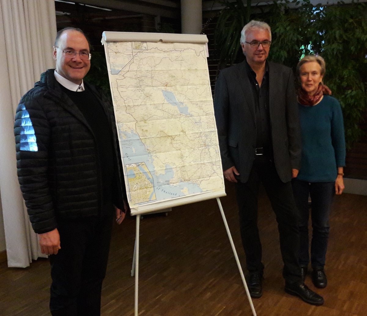 Dort wo der Pfeffer wächst; Fairtrade-Pfeffer aus Kambodscha für Franken“;
(v. l.)Stadtpfarrer Wolfgang Dettenthaler, Christian Sturm (Referent) und Christine Sturm. Dort wo der Pfeffer wächst