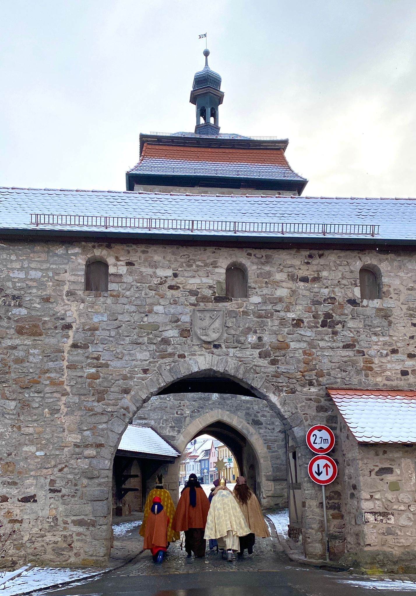 Eine Sternsinger Gruppe auf dem Weg durch das Schlüsselfelder Stadttor Sternsinger 2026
