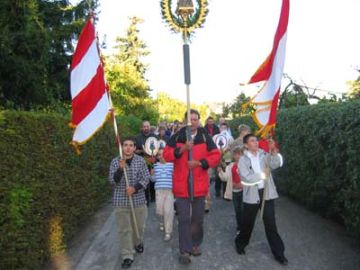 Einzug aller Wallfahrer mit Wallfahrtsbild in Dettelbach 2004--DETTELBACH--NACH--WALLFAHRT