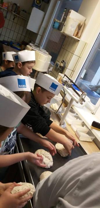 Erstkommunionvorbereitung 2019 wir backen und teilen das Brot