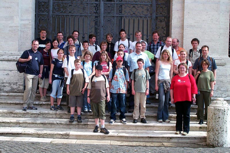 Gruppenbild vor der Lateranbasilika ASCHBACH--AUS--DER--MINISTRANTEN--ROMWALLFAHRT--SCHLÜSSELFELD--UND