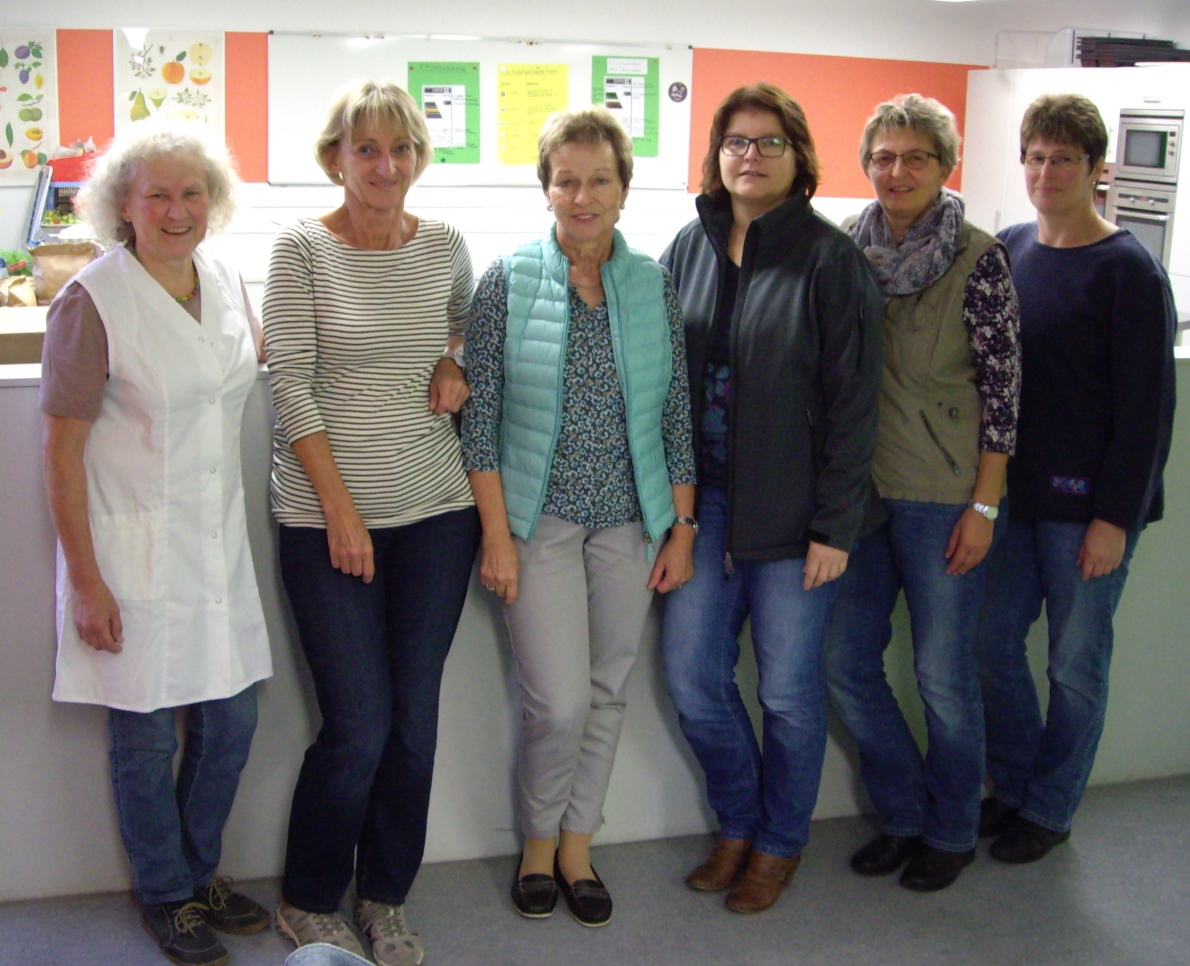 „Gsund, sadd & dsufriedn - Kochen und Backen nach Hildegard von Bingen mit Frau Karin Seubert (v. l.) in der Mittelschule Schlüsselfeld. Kochworkshop