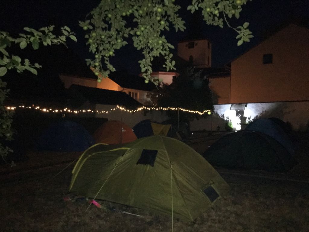 Gute Nacht! Langsam kehrt die Nachtruhe ein - nach Mitternacht... Himmelbett und Sternenzelt