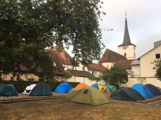 Guten Morgen! Alles schläft noch, morgens halb sechs im Pfarrgarten. Himmelbett und Sternenzelt