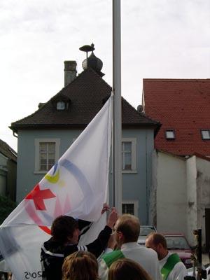 Jugendliche beim Hochziehen der WJT-Fahne WELTJUGENDTAG--WJT