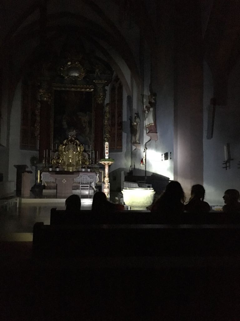 Kirchenführung bei Nacht - nur die Taschenlampe erleuchtet den Innenraum. Himmelbett und Sternenzelt