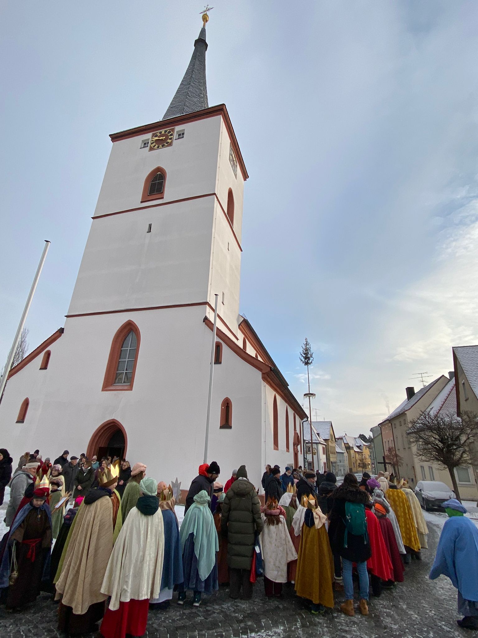 Nach dem Aussendungsgottesdienst, Sternsinger auf dem Kirchplatz Sternsinger 2026