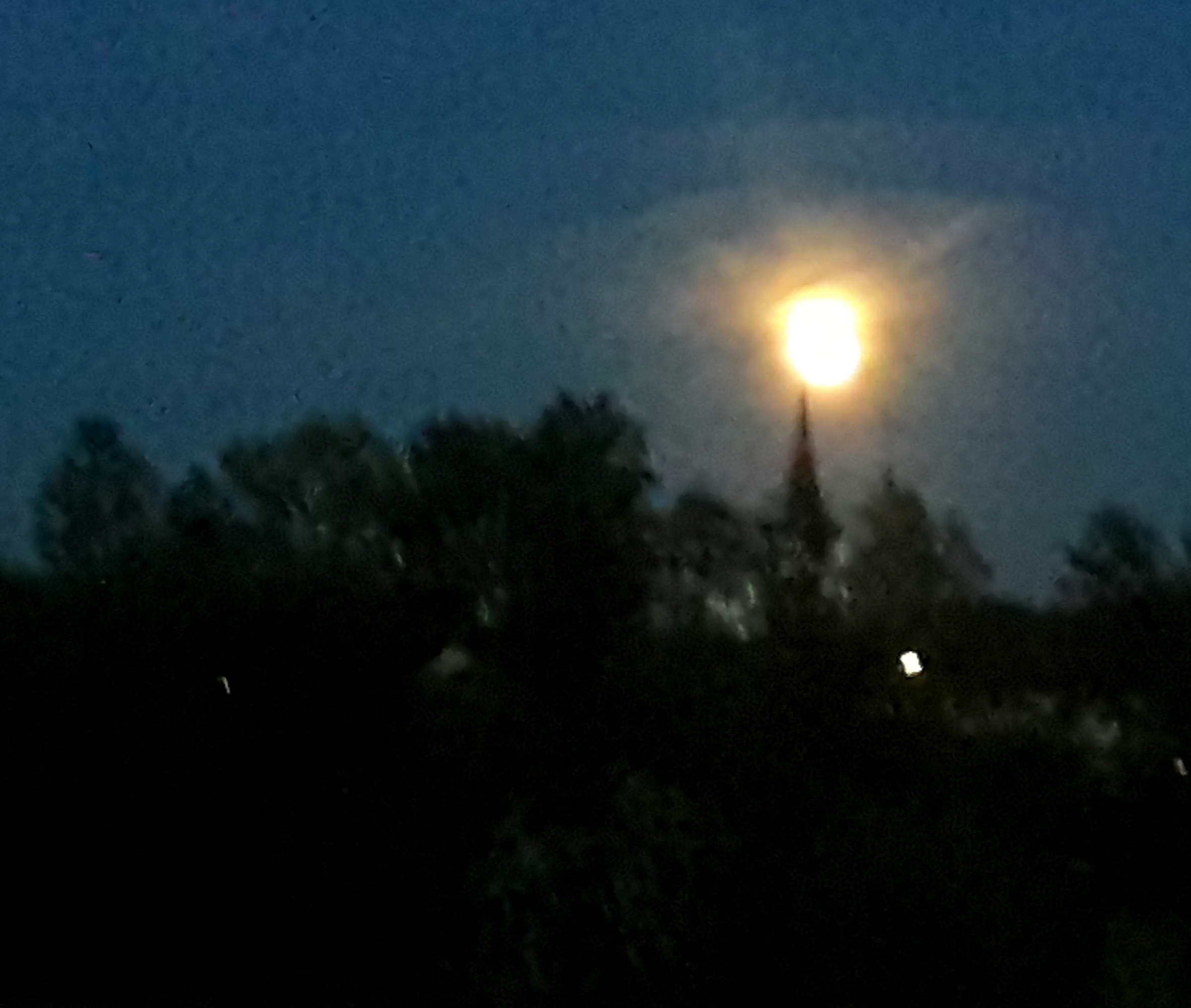 Schnappschuss vom Mondaufgang über dem Turm von St. Johannes Schlüsselfeld Vollmond