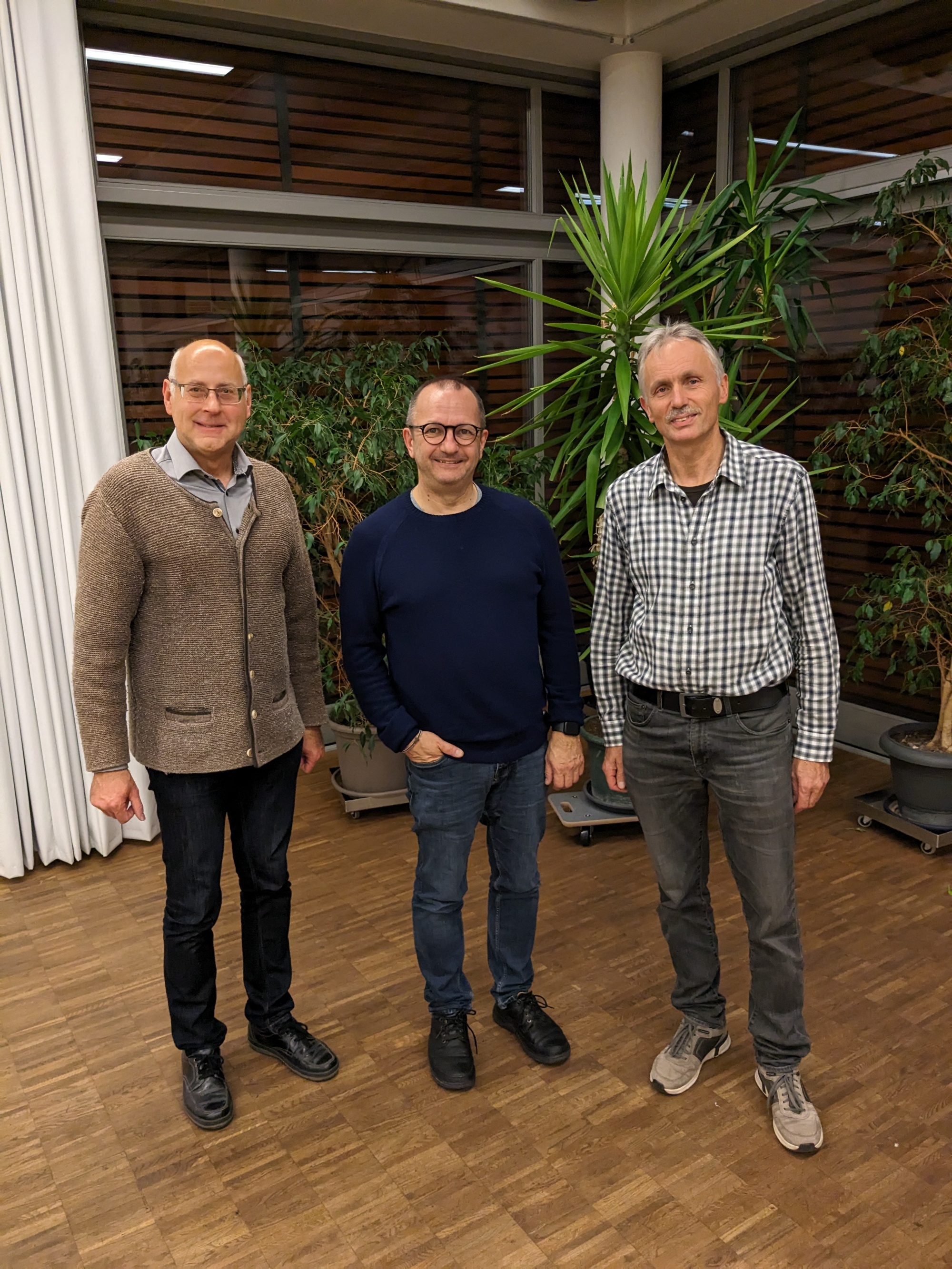 Thomas Wächtler, Diakon Michael Schofer und Werner Lamprecht im Gespräch. Ökumenischer Männertreff