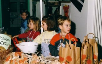 Viele fleissige Verkäufer KINDERGARTEN--MARKTTAG