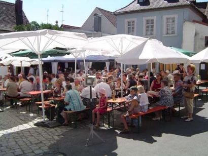 Viele waren zum Pfarrfest gekommen PFARRFEST--SCHLÜSSELFELD