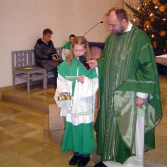 AUFNAHME--DER--IN--MINISTRANTEN--NEUER--PFARREI--SCHLÜSSELFELD