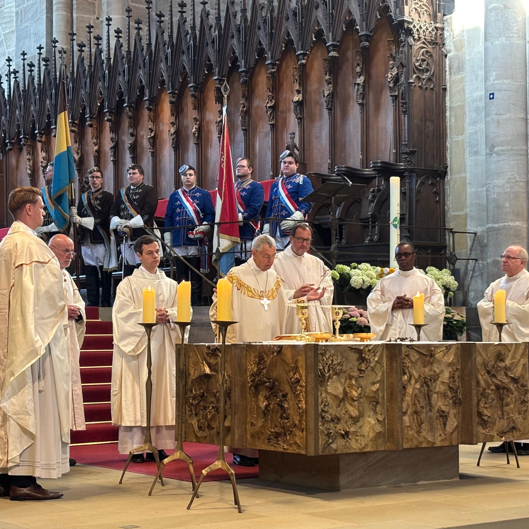 Acht Priester stehen inklusive Bischof Schick um den Altar