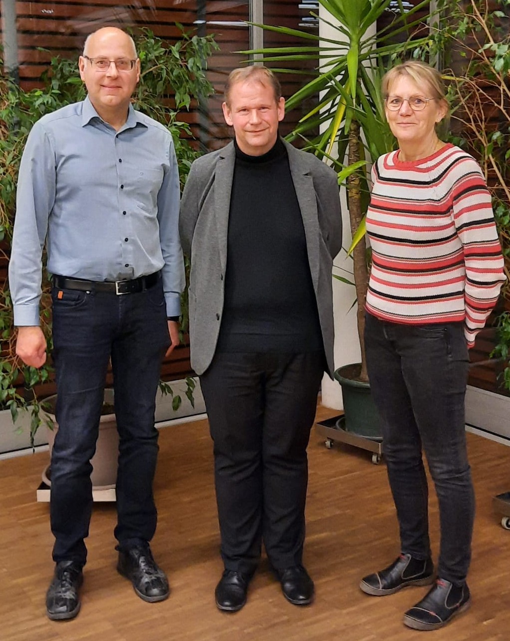 (v. l.) Thomas Wächtler (AK der Pfarrei Schlüsselfeld), Referent Robert Schäfer und Gerlinde Stütz (AK der Pfarrei Schlüsselfeld) im Gespräch. Vortrag Dientzenhofer